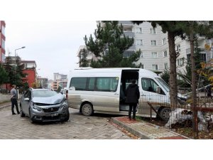 Öğrenci servisi ile otomobil çarpıştı: 3 yaralı