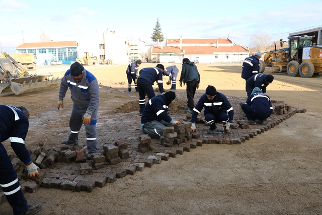 Sökülen parke taşları değerlendirildi