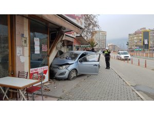 Direksiyonda fenalaşan sürücü dönerci dükkanına daldı