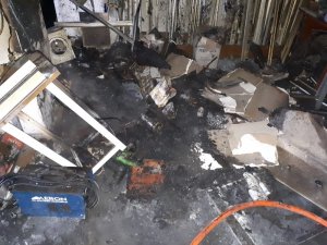 İşyeri yangınında dumandan zehirlenen 1 kişi öldü