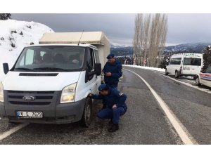 Alanya’nın kırsalında jandarmadan kış lastiği uygulaması