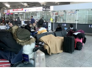 Bilet alamayan Kolombiyalı dansçılar havalimanında bekliyor