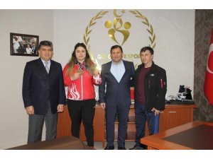Melike Günal 3 madalyayla döndü