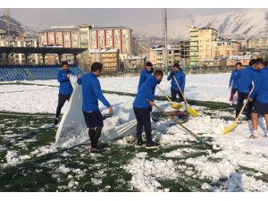 Futbolculardan kar temizliği