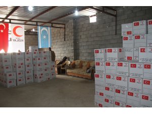Türk Kızılayı'ndan Telaferli iç göçmenlere kışlık giysi yardımı