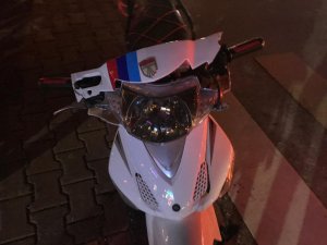Kırmızı ışıkta duramayan elektrikli motosiklet kamyonete çaptı