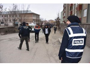 Polisten okul önlerinde asayiş uygulaması