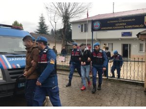 Kendilerini istihbaratçı olarak tanıtıp gasp yapan 3 kişi tutuklandı