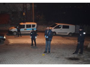 Yoldan geçerken silahlı kavgada yaralandı