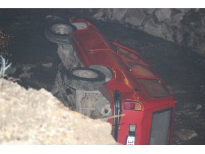Yoğun sis nedeniyle otomobil dereye uçtu