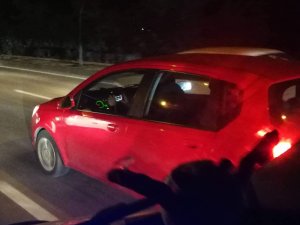 Bursa’da trafikte hem araç kullandı hem de oyun oynadı
