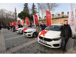 Çeyrek altın aldı, otomobil kazandı