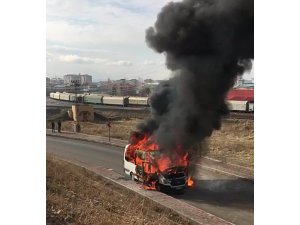 Seyir halindeki minibüs alev alev yandı