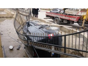 Kanala uçan araçta sürücü yaralandı