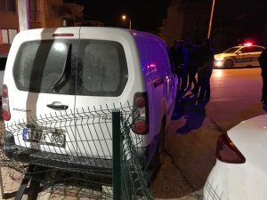 Alkollü sürücünün kullandığı araç bahçe duvarına çarptı