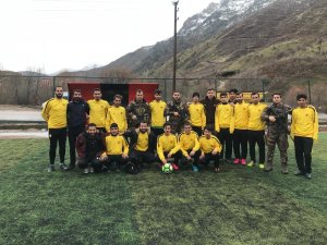Özel hareketten sporculara malzeme desteği