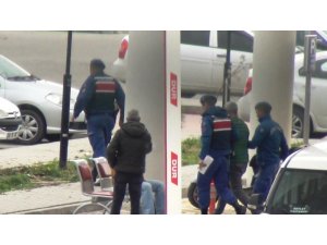 Üzerinden 6 tabanca ve 100 mermi çıktı