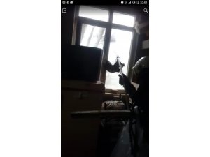 Sıkışan kedi saatlerce kurtarılmayı bekledi