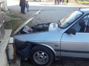İki otomobil çarpıştı : 2 yaralı