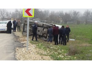 Köpeğe çarpan araç devrildi
