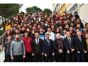Boksörler öğrencilerle buluştu