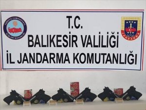 Ayvalık’ta  6 tabanca ve 100 mermi ile yakalanan şahıs tutuklandı