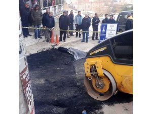 Silindirin altında kalan şahıs feci şekilde can verdi
