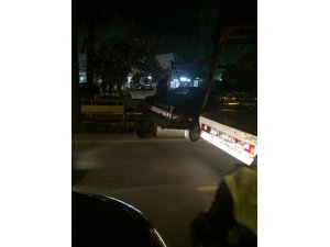 Kontrolden çıkan otomobil derenin korkuluklarına takıldı