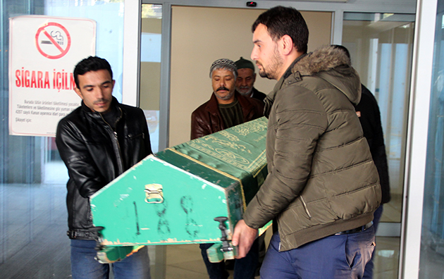 Yem karma makinesine sıkışan iki kardeş defnedildi