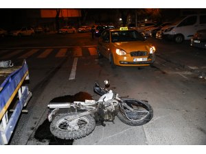 Taksi ile motosiklet kafa kafaya çarpıştı