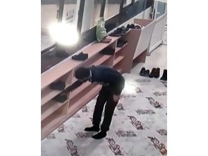 Namaz kılan vatandaşın ayakkabısını çaldı