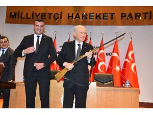 MHP Aydın teşkilatlarından Bahceli’ye Efelerin kullandığı çifte dolma tüfek hediye edildi