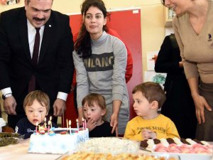 Rektörden öğrencisine doğum günü sürprizi