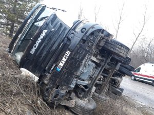 Kastamonu’da hafriyat kamyonu devrildi: 1 yaralı