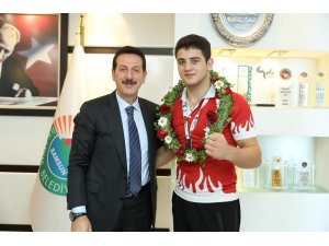 Şampiyon boksçular Samsun’a madalyayla döndü