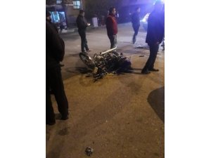 Motosiklet ile otomobil çarpıştı: 2 Yaralı