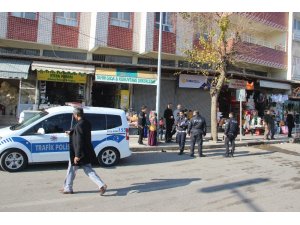 Ağaca çarpan motosiklet sürücüsü yaralı arkadaşını bırakıp kaçtı