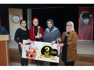 Bayat ekmeklerle yemek yapıp israfa dikkati çektiler