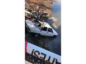 Sulama kanalına düşen aracın içerisinde ölü bulundu