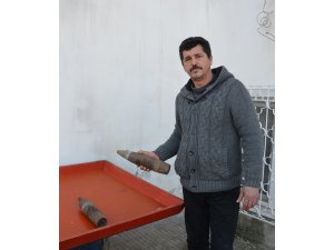 Bulduğu patlamamış top mermilerini evine götürdü