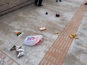 Sokak ortasında eşini bıçakladı
