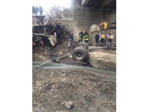 Pancar yüklü kamyon dereye uçtu: 1 ölü