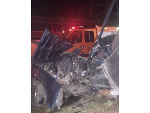 Aydınlatma direğine çarpan otomobilin sürücüsü ağır yaralandı