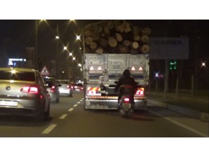Odun yüklü kamyonun arkasında ölüme meydan okudu
