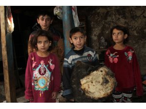 Yangında evleri küle döndü; kış ortasında 9 kişilik aile sokakta kaldı