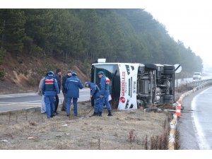 Bolu’da memurları taşıyan servis devrildi: 10 yaralı
