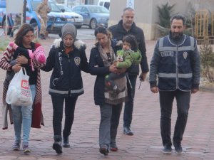 Kucaklarındaki bebeklerden bile utanmadılar