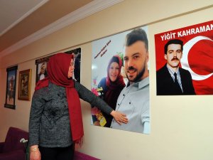 Şehit annesi oğlunun eşyalarıyla evinin odasında müze oluşturdu