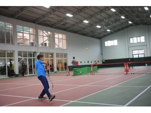Minik tenisçiler profesyonelleri aratmadı