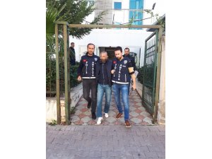 Girdiği işyerinde önce karnını doyurdu, ardından soydu